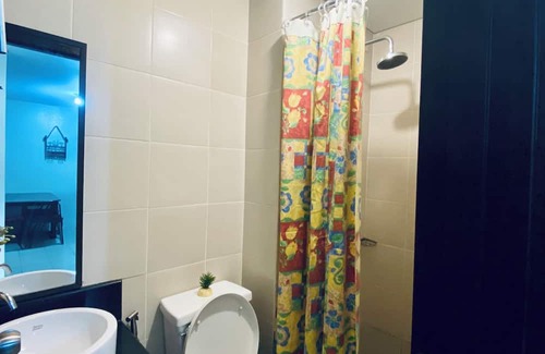 Highway Hills Condominio | Cozy 2-bedroom condo in pleasant Mandaluyong with fitness room, WiFi