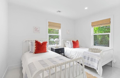 Sag Harbor Cabaña | little Cottage on Cove Charming 2-bedroom in soothing Sag Harbor with WiFi, AC