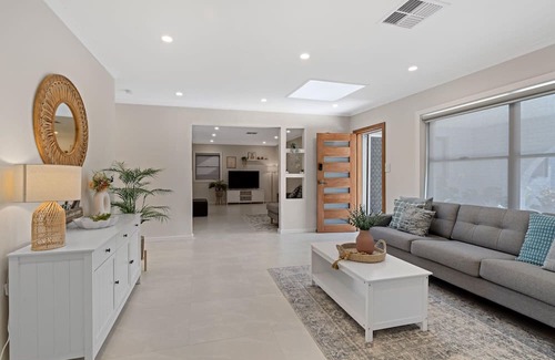 Buff Point Casa | Stylish Lakefront Tranquillity- Kayaks