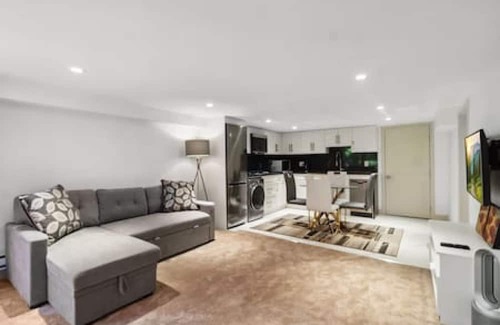 Upper Lonsdale Casa | Modern & Cozy 1BR suite in NV