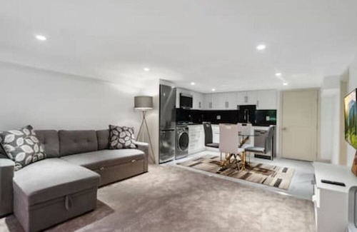 Upper Lonsdale Casa | Modern & Cozy 1BR suite in NV