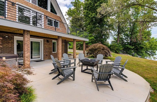 Stokes Casa | Charming 3-Bedroom Lake House w/Hot Tub and Playground