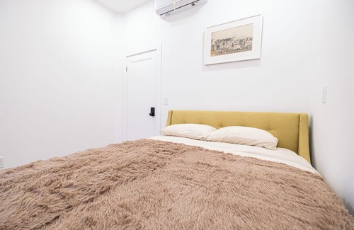 Davenport Casa | New Queen Suite with Private Bathroom in central Tor, tree-lined neighborhood