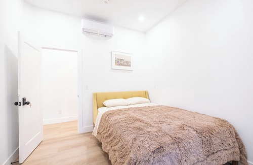 Davenport Casa | New Queen Suite with Private Bathroom in central Tor, tree-lined neighborhood