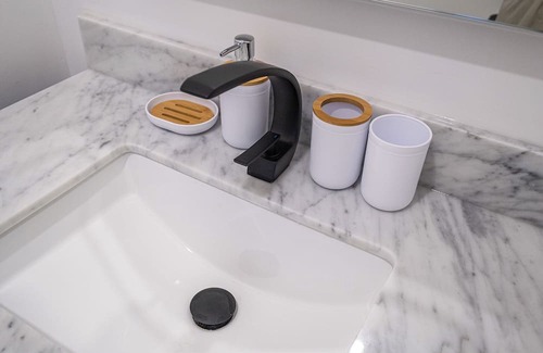 Davenport Casa | New Queen Suite with Private Bathroom in central Tor, tree-lined neighborhood