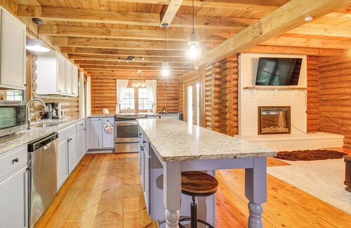 Fleming Cabina | Lakefront Getaway: Pool & Dock ~ 31 Mi to Savannah