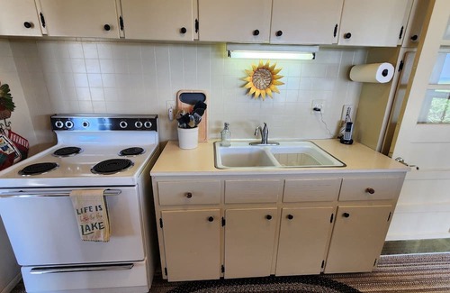 Montague Cabaña | Charming 3-bedroom cottage RIGHT ON LAKE MICHIGAN with AC/HEAT/WIFI