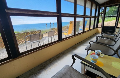 Montague Cabaña | Charming 3-bedroom cottage RIGHT ON LAKE MICHIGAN with AC/HEAT/WIFI