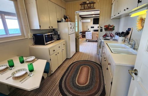 Montague Cabaña | Charming 3-bedroom cottage RIGHT ON LAKE MICHIGAN with AC/HEAT/WIFI