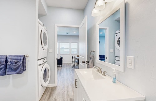 Miami Casa | Newly remodeled home near Route 66 w/WiFi, AC, Washer/Dryer