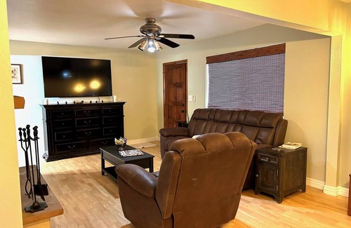 Swiss Manor Casa | Charming 3-bedroom house with AC and WiFi in tranquil Flagstaff
