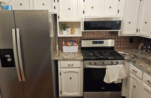 Sherwood Casa | Spacious 5-bedroom house with WiFi, AC, deck and gym in delightful Sherwood!