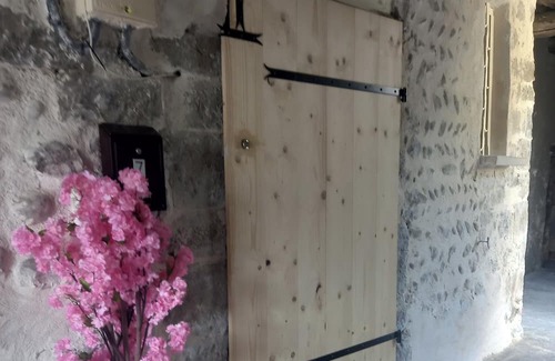 Sisteron Apartamento | Ancel and gretel's apartment is a 2-minute walk from the lake