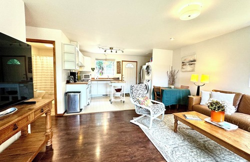 Edgemoor Casa | The Nest on Hawthorne- Charming 2BR in Fairhaven