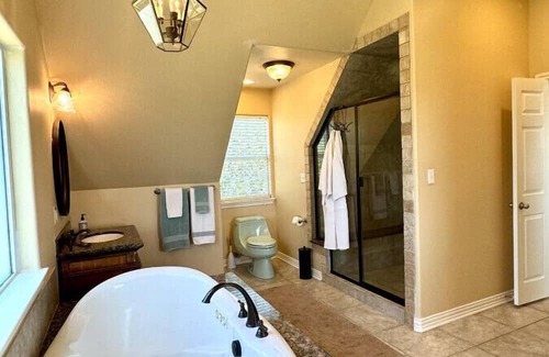 Fredericksburg Casa | The Lonestar: Pool + Private Deck + Firepit