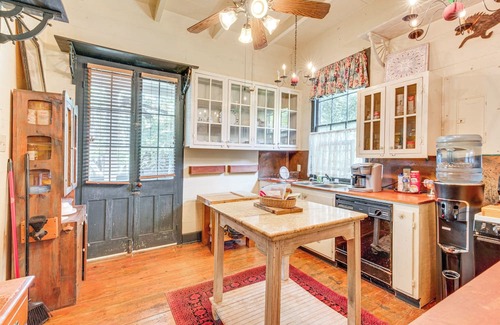 New Roads Casa | Whimsical New Roads Home < 1 Mi to Main Street!