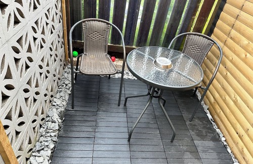 Century Wharf Cabina | llyffant, small & stylish Double en-suite kitchenette. 16 minutes walk WMC
