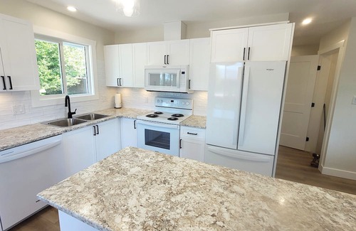 Port Alberni Casa | Newly Renovated Private 3 bedroom 2 bathroom guest suite
