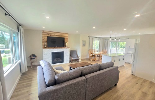 Port Alberni Casa | Newly Renovated Private 3 bedroom 2 bathroom guest suite