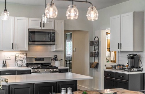 Windsor Casa | ColoRADo Retreat: King Beds, Great Yard & Fire Pit