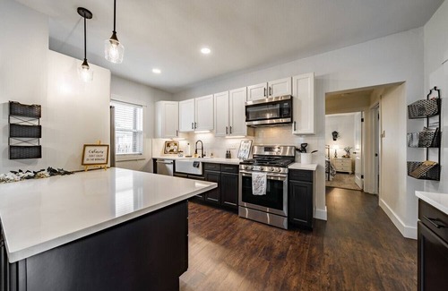 Windsor Casa | ColoRADo Retreat: King Beds, Great Yard & Fire Pit