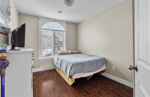Terra Nova Apartamento | Bright & Modern 3 Bbrm Main Floor Apt in Kilbride