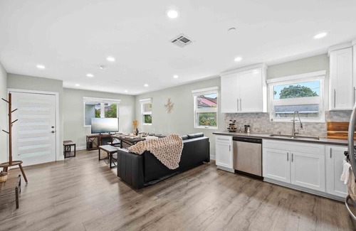 Vernon Apartamento | Premium 3BR, 2BA Luxury Stay with Modern Amenities