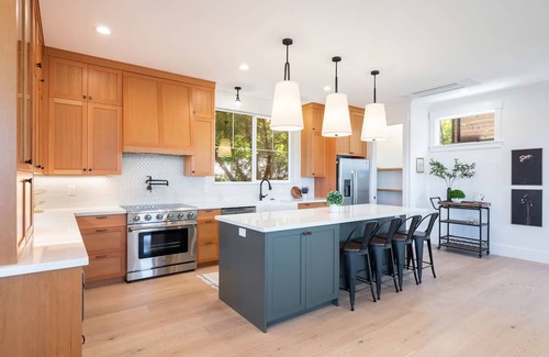 Magnolia Casa | 6-Bedroom Magnolia Luxury Home with Stunning Puget Sound Views, Chef’s Kitchen