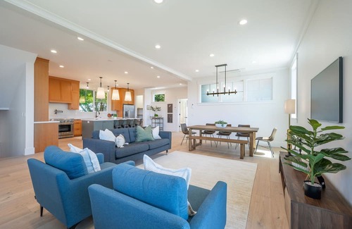 Magnolia Casa | 6-Bedroom Magnolia Luxury Home with Stunning Puget Sound Views, Chef’s Kitchen