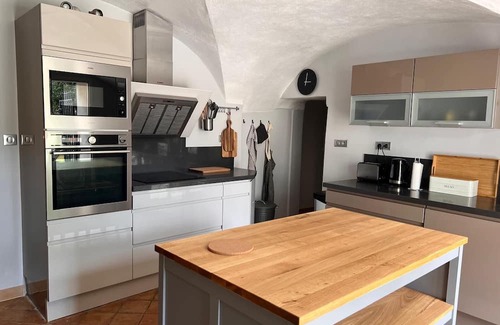 Arpaillargues-et-Aureillac Casa | Delightful 8-bedrooms stone houses next to Uzès with a beautiful mosaic pool!