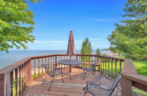 Port Sanilac Casa | BeachFront Couples Getaway w Starlink & Sunrises!