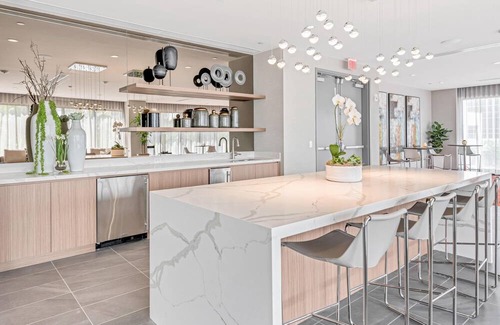 Doral Condominio | Relaxing Doral Haven: Room Gem