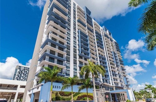 Doral Condominio | Modern Comfort: Doral 2BR Serenity