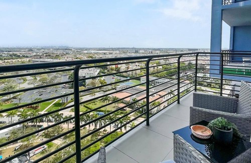 Doral Condominio | Modern Comfort: Doral 2BR Serenity