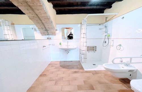 Poreta Otro | Spoleto Biofarm - All Year pool + shops and bars