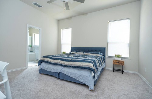 Southwest Arlington Casa | Master Bedroom for rent
