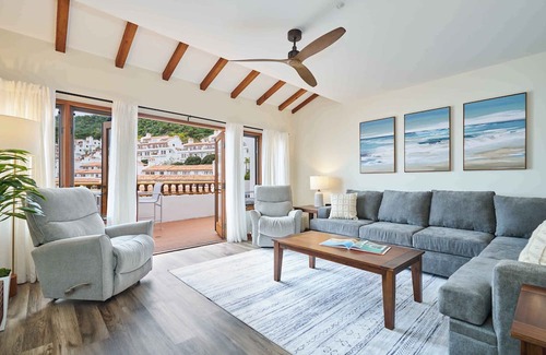 Avalon Condominio | Newly Remodeled Hamilton Cove Condo 2bd/2bth. Street level No Stairs!
