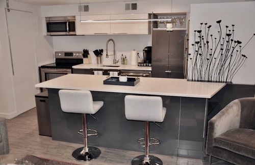 Logan Circle Apartamento | Cozy, modern apartment in the heart of DC!
