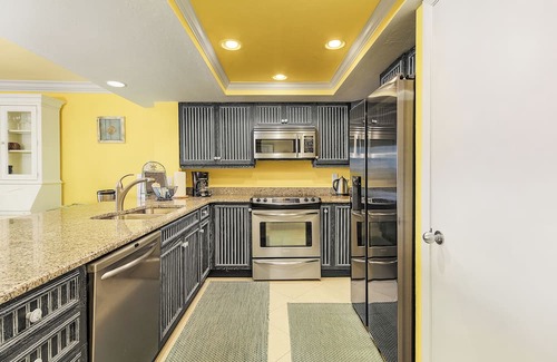Punta Rassa Condominio | BayView 132: Beach front 1b/1b condo. Amazing Sunsets and Resort Amenities