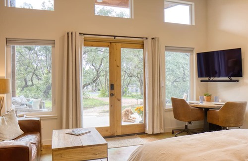 West Oak Hill Cabaña | Serene studio nestled in nature