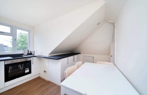 Southgate Casa | Charming 2BR Floor in House on Avenue Road