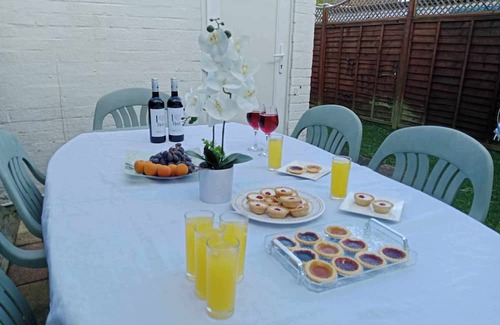 Aylesbury Casa | Monmouth House Aylesbury Premier Quality Accommodation Sleeps Up to 6 Guests