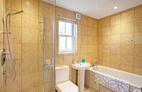 Winchester Casa | 3BR Chic House, central Winchester- Sleeps 7!