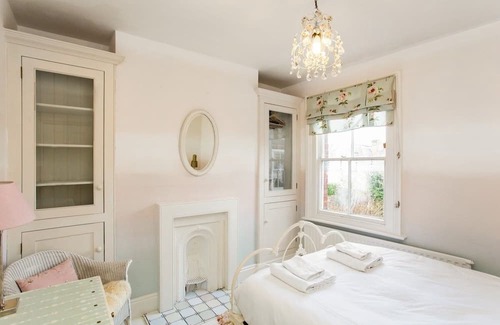 Winchester Casa | 3BR Chic House, central Winchester- Sleeps 7!