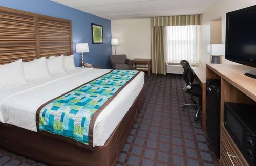 Fishers Casa | Your Go-To for Comfort: Rooms with Modern Amenities & Poolside Fun
