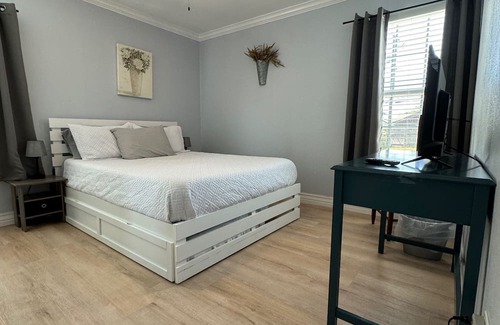 Bay Area Cabaña | Bay Area Cottage - Conveniently located with all the amenities of home!