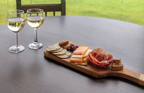 Willow City Cama Y Desayuno | Porter Haus: Rosewood | 1/1 King Suite, Breakfast Provided