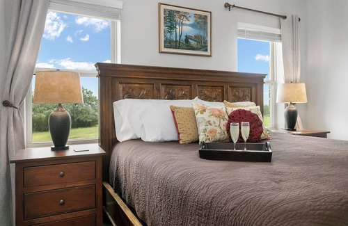 Willow City Cama Y Desayuno | Porter Haus: Rosewood | 1/1 King Suite, Breakfast Provided