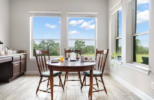 Willow City Cama Y Desayuno | Porter Haus: Rosewood | 1/1 King Suite, Breakfast Provided