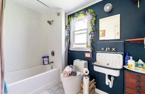 Port Ewen Casa | Mermaid Cottage with Hudson River Views